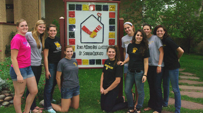 Colorado College Volleyball Team Volunteers With Local Ronald McDonald House Charities